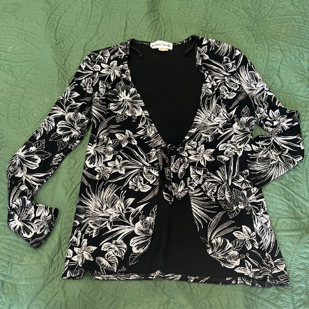 Beautiful floral blazer with tie closure.